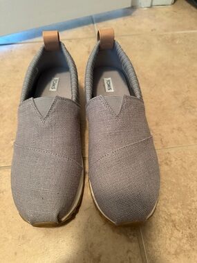 Toms Men's Light Gray Canvas Slip-On Loafers with Tan Pull Tabs